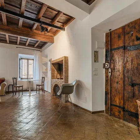 Colosseo & Fori Imperiali Wooden Flat Apartment Rome